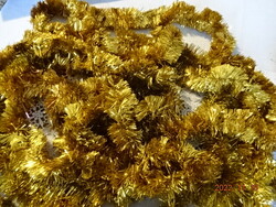 Christmas boa gold color and gold-red color together. He has!