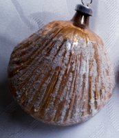Régi üveg karácsonyfadísz havas Shell kagyló