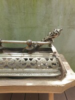 Díszes antik kandalló előtét hozzávaló lapáttal igényes fémmunka, elegáns  dekoratív kovácsoltvas