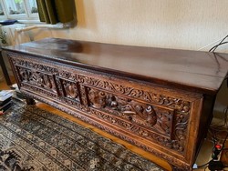 Renaissance-style wooden chest, in good condition