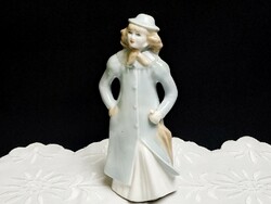 Régi jelzett porcelán lány esernyővel kalapban 18 cm magas