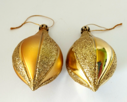 2 Christmas tree ornaments