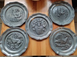 Öt darab XIX. századi ón fali dísztányér