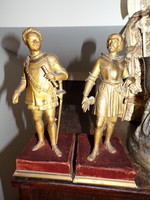 2 db középkori lovagokat ábrázoló szobor