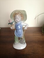 Német porcelán figura ; kalapos kisfiú rózsával. Eredet jelzett
