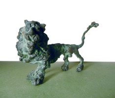 A017 Tóth Ernő: Nagyfarkú oroszlán bronz szobor