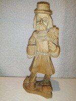 "Kalapos férfi virággal", Fafaragás, fából faragott figura, szobor.