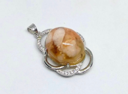 Természetes barackrózsaszín sakura achát ásvány medál, CZ kristályos tibeti ezüst foglalatban K51716