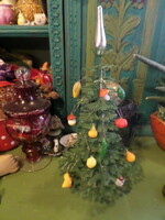 Csúccsal együtt 33 cm-es , nagyon retro , műanyag karácsonyfa , mini műanyag díszekkel .