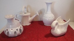 Fehér kerámia dísztárgyak: kanna, hattyú, házikó, váza