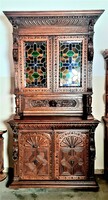 Antik,dúsan faragott reneszánsz stílusú ólomüveges tálaló, vagy könyves szekrény