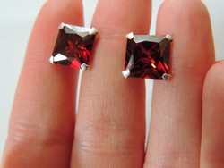 Silver earrings in cherry red color