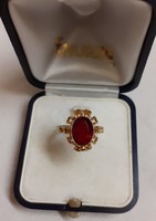 Retro arany színű női gyűrű  csiszolt piros foglalt üveg kővel ékítve