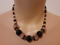 Showy necklace decorated with special pearls