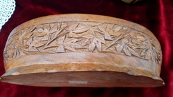 Wooden centerpiece decorated with old carvings, hazelnuts, almonds, etc ... Offer - 7 500 ft