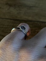 Helyes, ónix köves, 53-as méretű, jelzett ezüst gyűrű