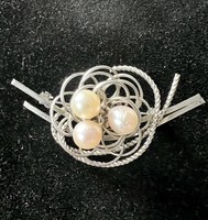 Brooch from the 80s decorated with three real pearls