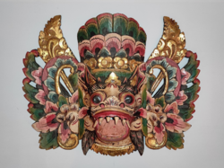 Bali szigetéről származó, népies fali maszk (faragott fa, kézi festés és arnyozás)