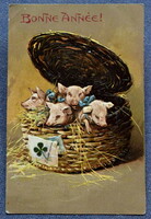 Antik Újévi üdvözlő dombornyomott képeslap  malacok vessző kosárban 4levelű lóhere