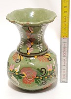 "Lázi J." Lázi János "HMV" jelzett, színes virágos, zöld mázas népi kerámia váza (2459)