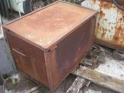 E1-m17 old large iron boxes can also be closed with tools for small loads in 2 different sizes
