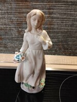 Kislány virágcsokorral porcelán szobor