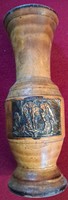 Iparművész fa váza bronz díszítéssel: Lovas jelenet