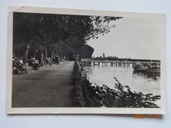 Régi képeslap: Balatonfüred, sétány a kikötővel  (1933)