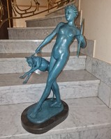 Dianna Agár kutyával - Különleges bronz szobor