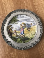 Győnyőrű ón peremes porcelán betéttes falra akasztható tányér