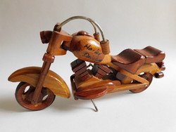Fából készült Harley Davidson motor