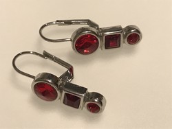 Fülbevaló piros csiszolt kristályokkal, 3 cm hosszú
