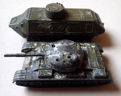 2 db retró vintage antik fém játék tank lánctalpas kerekes harckocsi katonai jármű makett modell