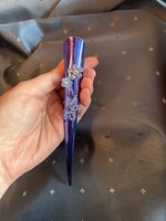 A gigantic crystal flower hair clip is an elegant statement