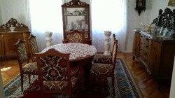 Neobarokk étkező garnitúra - nagytálaló, kistálaló, vitrin, ebédlőasztal, 6 szék (ebből 2 karfás)