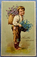 Antik dombornyomott üdvözlő litho képeslap kisfiú  virágszállító kosárral nefelejcs