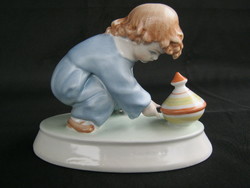 Zsolnay porcelán búgócsigával játszó kisfiú