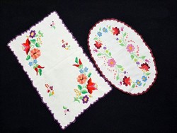 2 Oval and rectangular tablecloths embroidered with a Kalocsa pattern 38 x 32 and 32 x 21 cm
