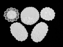 5 db Kalocsai és virág mintával fehérrel hímzett terítő 10-14 cm egyik riselt