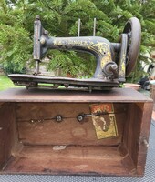 2 pcs. XIX. Singer sewing machine from the end of the century, sewing machine head, boat bobbin, violin-shaped, wooden top