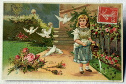 Antik dombornyomott üdvözlő litho képeslap kislány rózsakertet locsol galambok