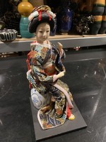 Kerámia fejű japán gésa baba autentikus kimonó öltözetben, nagy méretű távol keleti dísztárgy