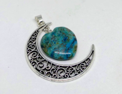 Kék csipkeachát ásvány szíves, filigrán tibeti ezüst hold medál W49874