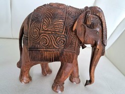 Fából faragott elefánt