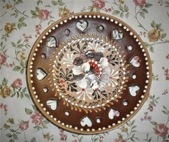 Hand-painted folk ceramic wall plate with a diameter of 19.5 cm.