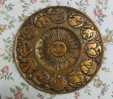 Horoszkópos réz fali tányér , középen a Nap , körülötte a 12 csillagjegy .20 cm- átmérőjű.