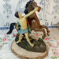 Öntöttvas festett lovas szobor