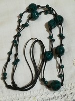 Adjustable necklace with ceramic pearls.