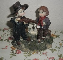 Duo of boys playing the violin. Fine, beautifully crafted statue approx.: 16 x 14.5 cm.