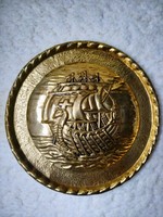 Domború viking hajót ábrázoló réz dísztányér